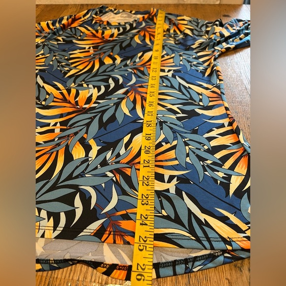 THE AMERICAN OUTDOORSMAN Women’s Rashguard -L - Picture 4 of 7